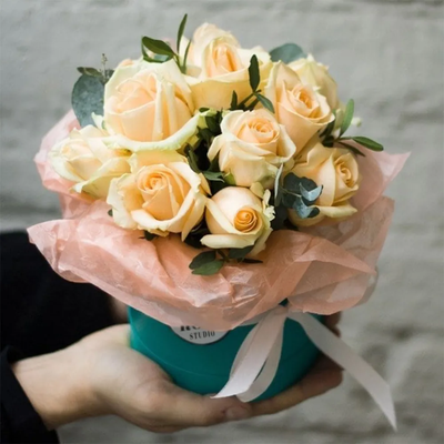 11 розовых роз в шляпной коробке