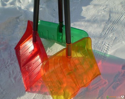 ЛОПАТА СНЕГОВАЯ ИЗ ПОЛИКАРБОНАТА 515*375 №2 ЦВЕТНАЯ D-36ММ