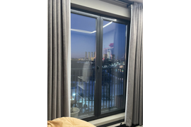 Ламинация в массе по дизайн‑проекту клиента. Цвет проникает в структуру материала — нет риска отслоения плёнки.

Внешняя ламинация — выполнена в соответствии с требованиями застройщика ПИК (единый архитектурный облик фасада).