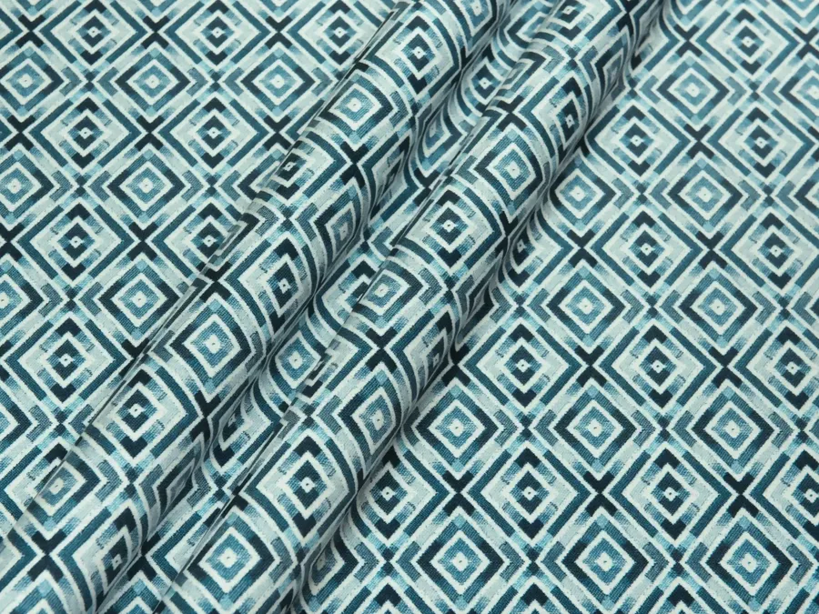 (РАМ) Велюр "Клевер" (Сlever)-Romb navy.
Состав: 100% полиэстер.
Плотность: 380 г/кв.м.
Устойчивость к истиранию: 50 000 циклов.
Ширина: 140 см.

Внимание! Цвет материала может быть искажен настройками монитора.