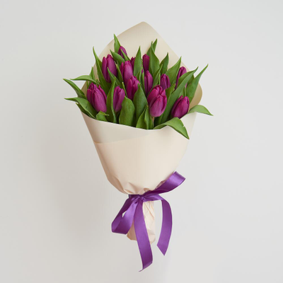 15 сиреневых тюльпанов
