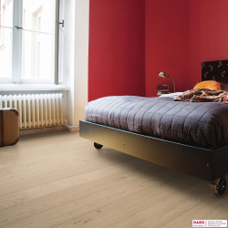 Декор паркетной доски Haro Дуб Песочно-Серый Маркант структур 535449 в интерьере комнаты