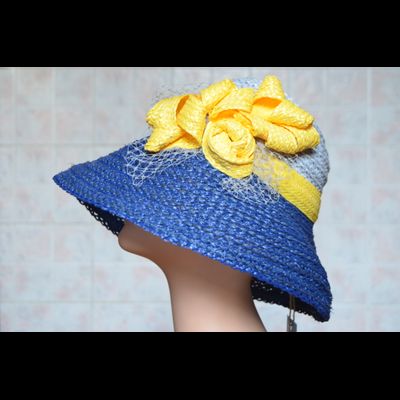 Синяя шляпа с желтым бантом Италия лето 2017