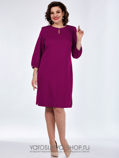 Платье прямого силуэта малинового цвета
