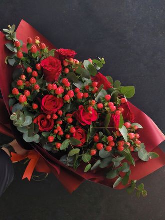 Букет из роз, гиперикума и эвкалипта. Красный букет, авторские букеты, цветы любимой, шикарный букет