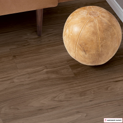 Пробковые полы Egger Орех Турени Тёмный EPC033 в интерьере детально