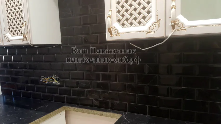 Укладка фартука из плитки кабанчик