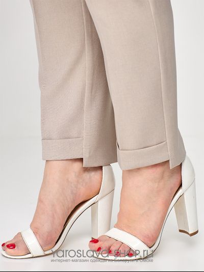 Брючный комплект с лонгсливом и жилетом в нежных пастельных тонах