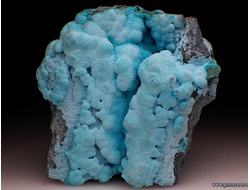 Хризаколла и прожилки малахита на породе. 75*41*57мм. Конго.