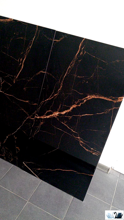 Керамогранит Staro Palacio Galaxy Black 60х120 см глянцевый high gloss. Реальное фото с бликами