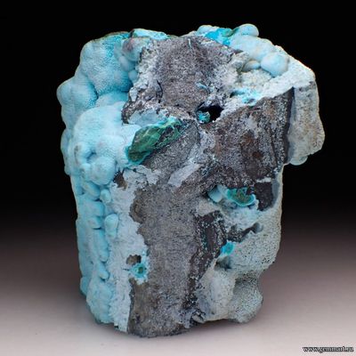 Хризаколла и прожилки малахита на породе. 75*41*57мм. Конго.