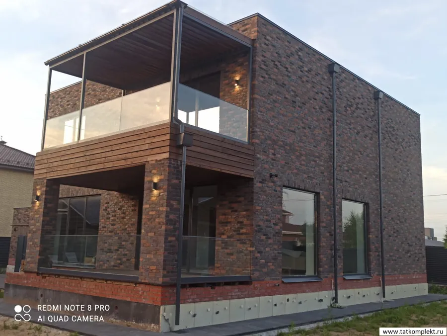 Стеклянное ограждение балконов. Стекло триплекс 12мм , профиль зажимной алюминиевый, с полимерно -порошковым покрытием RAL 7024