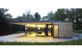 Застекленная беседка барбекю