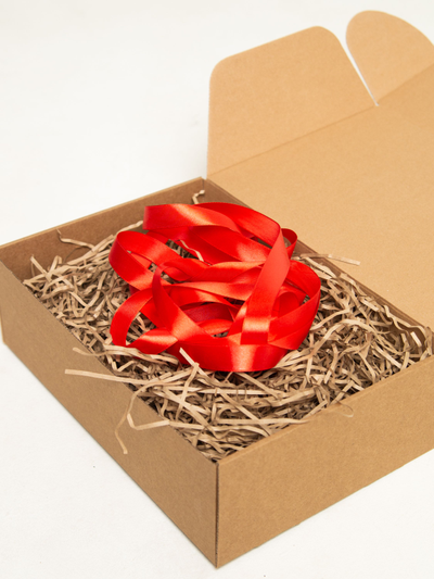 Подарочная коробка GILEV 32x22x10см с наполнителем и красной лентой