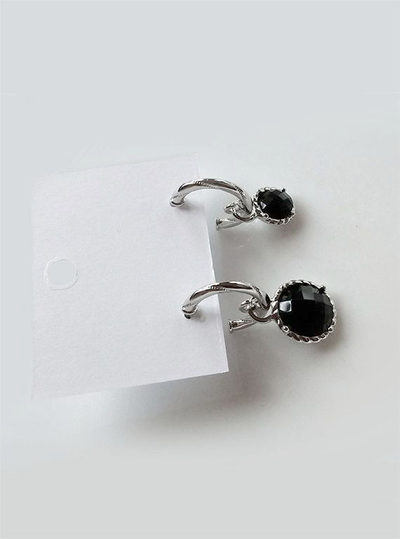 (АРТИКУЛ: 9326/51) СЕРЬГИ ЖЕНСКИЕ, АССИМЕТРИЧНЫЕ, СЕРЕБРИСТЫЙ МЕТАЛ, ПОДВЕСКИ С ЧЕРНЫМИ КРИСТАЛЛАМИ (РАЗНОГО РАЗМЕРА)