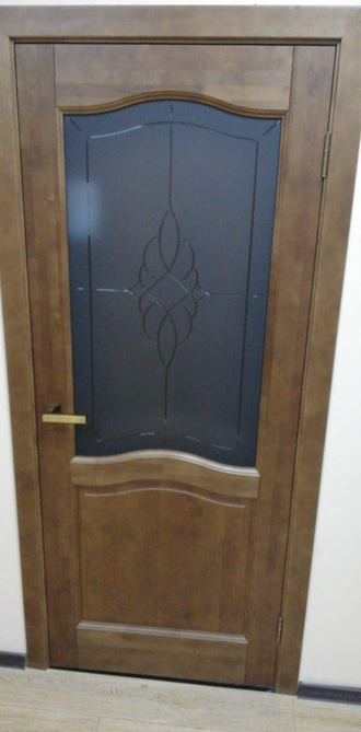 Дверь из массива ольхи остекленная "Лео античный орех"