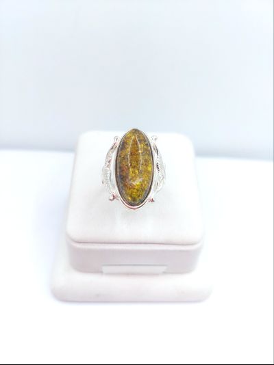 Кольцо &quot;Лепесток&quot; из зелено-желтого янтаря