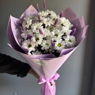 БУКЕТ ИЗ 5 ПЫШНЫХ КУСТОВЫХ ХРИЗАНТЕМ С ДОБАВЛЕНИЕМ ЛАГУРУСА В СИРЕНЕВЫХ ОТТЕНКАХ - (АРТ. М45)