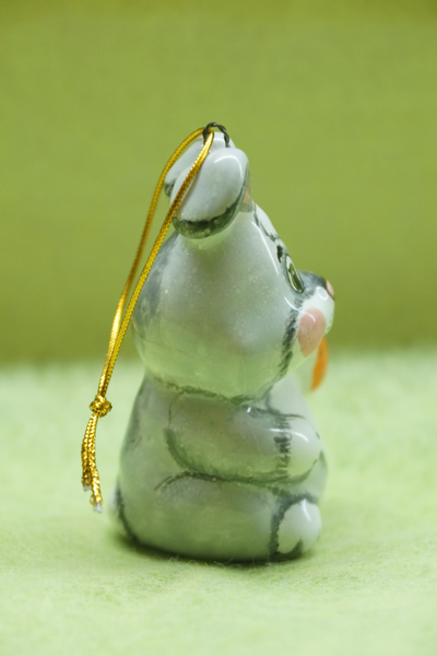 Заяц с морковкой