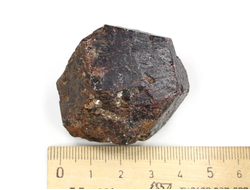 Гранат Альмандин кристалл, Россия, Кольский п-ов, Тахлинтуайв гора (42*38*28 мм, 112 г) №26351