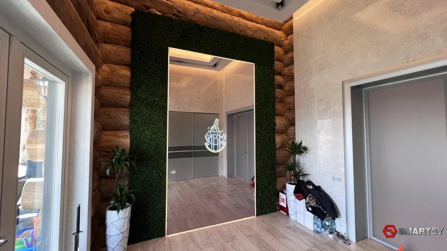 Смарт зеркало в прихожей загородного дома