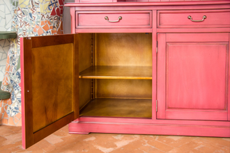 Буфет с верхней надстройкой со стеклом на цоколе.