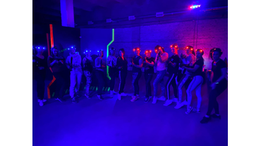 Девушки играют в лазертаг на лазертаг-арене LazerFrag