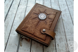 кожаный ежедневник с тиснением и шильдой с серебряным рисунком