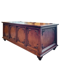 Сундук с резным декором, на точеных ножках.