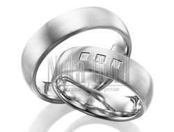Матовые обручальные кольца из белого золота с тремя бриллиантами в женском кольце