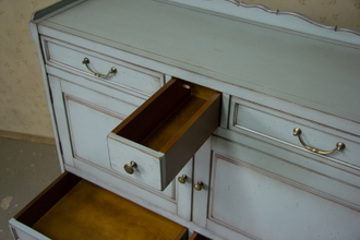 Двухстворчатый комод с 5 ящиками.