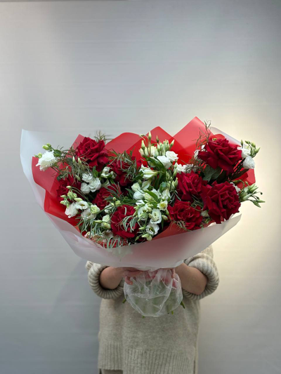 Букет с ажурной розой "Красное кружево"