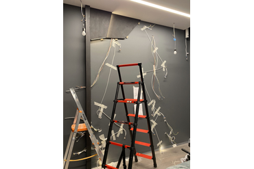 За панелями специально спроектирован технический зазор, они отстоят от стены на 12 мм - этого достаточно чтобы спокойно развести все провода по стене, а также спрятать все провода заказчика, которые будут выведены на торцевые балки слева и справа.