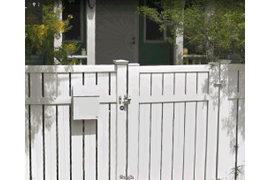 Белый почтовый ящик IVA на заборе 