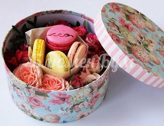 цветочная композиция  в шляпной коробке с макарунами набережные челны
