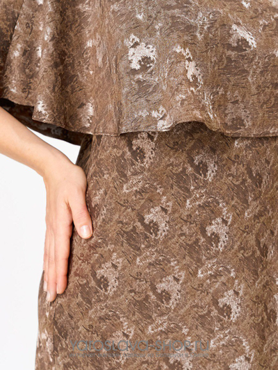 Женское платье из струящейся ткани коричневого цвета