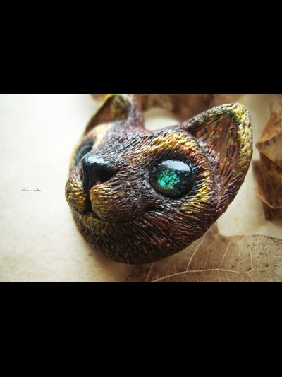 Необычная брошь "Кот-иллюзионист" (миниатюра, 4 см; авангардный стиль)