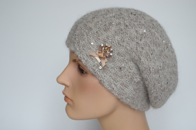 Вязаный берет с пайетками и украшением Vizio Италия 8017 В