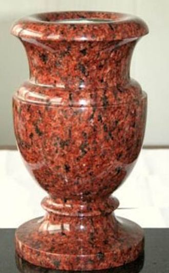 Красная ваза из гранита для памятника