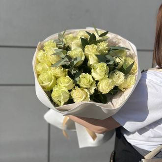 25 белых роз с эвкалиптом