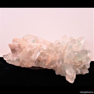 Горный хрусталь (разн. кварца)  с фантомами, фуксит. Мадагаскар. 93*49*36мм.