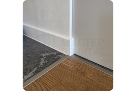 Безупречная гармония: монтаж белоснежного плинтуса обеспечивает гармоничное сочетание с любым напольным покрытием и стеновыми материалами.