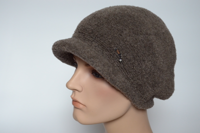 vyazanaya-zhenskaya-kepka-zimnyaya-vizio-italiya-orekhovaya