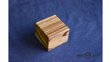 5062 Коробочка для обручального колечки или сережек
Материал: массив зебрано
Размеры внутреннего пространства: 5*5 см, высота 3,5 см
Материал внутренней отделки: искусственный бархат/замша (зеленый, бордо, черный, беж)