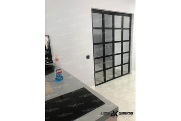 Дверная перегородка из 4-х дверных независимых полотен.  Открывается блок по системе гармошки. 