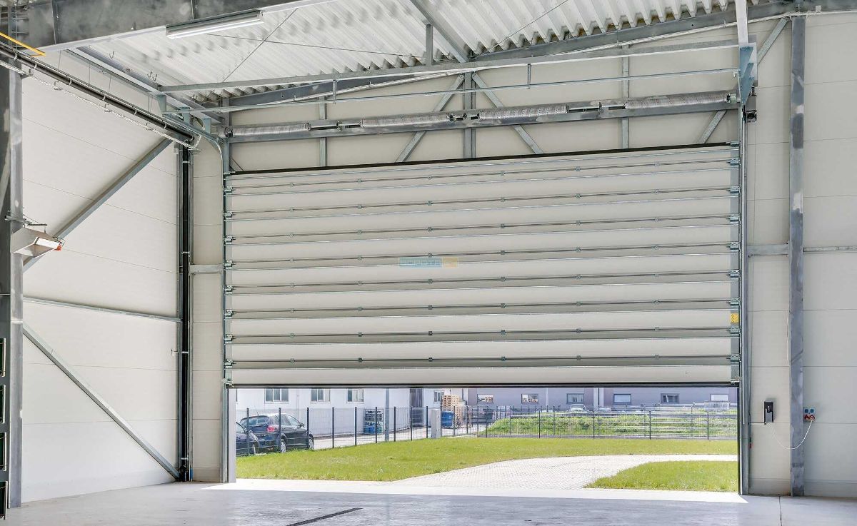 sektsionnyie vorota na sklad - angarnyie vorota pod'emnogo tipa