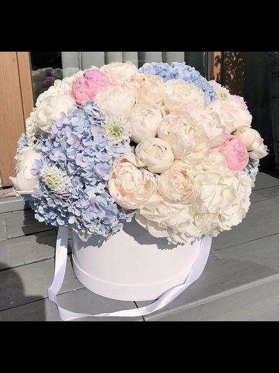 Шляпная коробка с гортензией и пионами