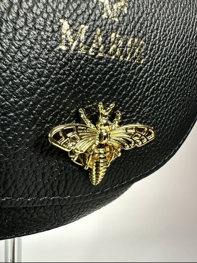 Женская кросс боди сумка с застежкой пчелкой из натуральной кожи Vera Pelle от M&amp;Marie черного цвета