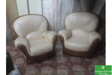 Старая обивка на креслах порваны подлокотники
☎ 