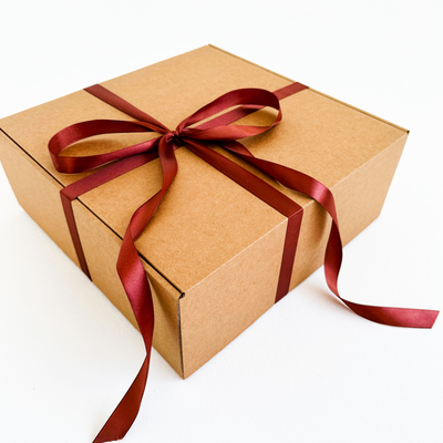 Подарочная коробка GILEV 32x32x12см с наполнителем и коричневой лентой